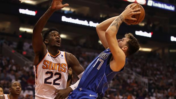 Doncic intenta un lanzamiento a canasta
