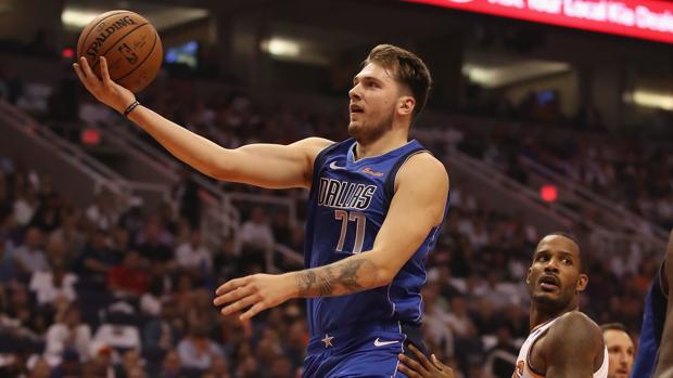 Doncic ataca la canasta rival