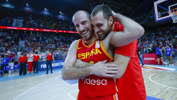 Pablo Aguilar abraza a Colom tras un partido de la selección española