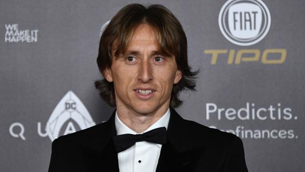 Luka Modic, antes de recibir el trofeo