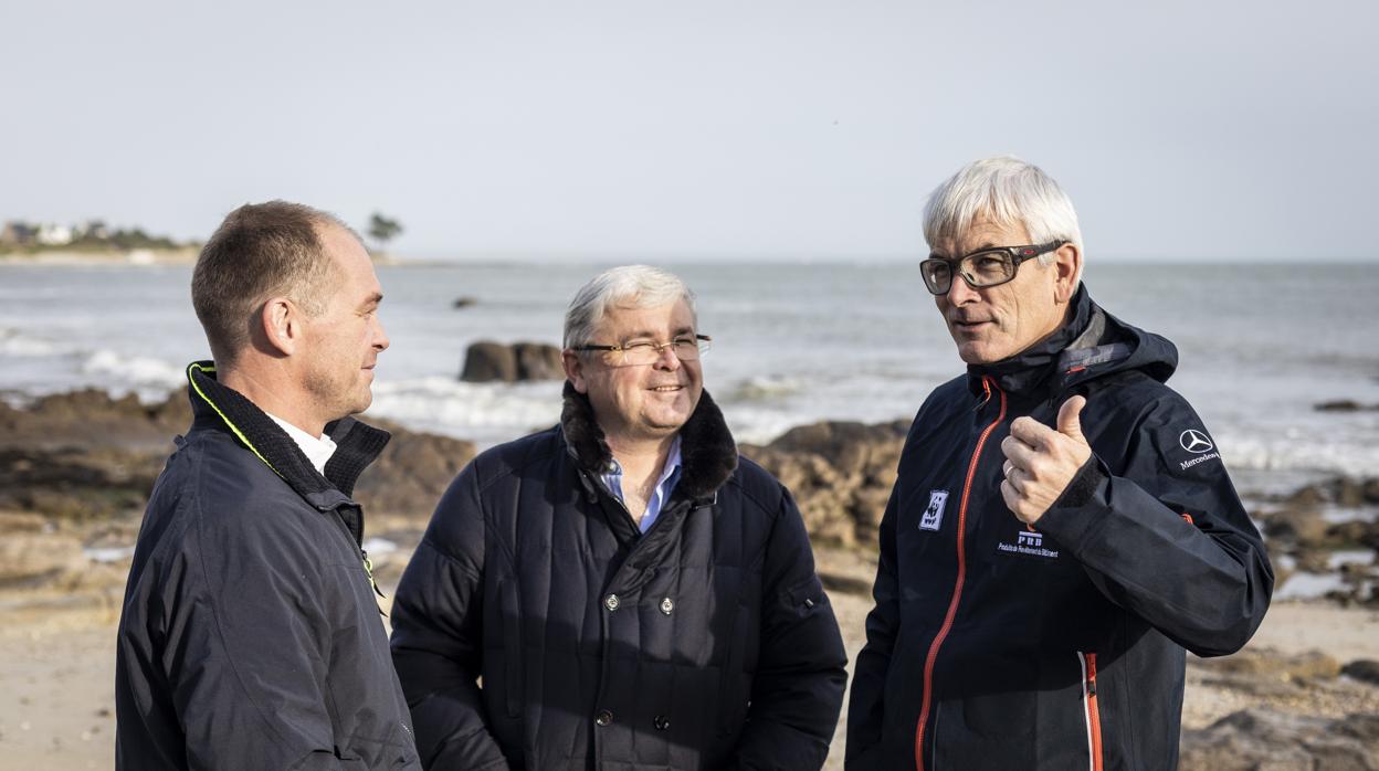 Kevin Riou Vincent Riou pasa el testigo del OPEN 60 «PRB» a Kévin Escoffier