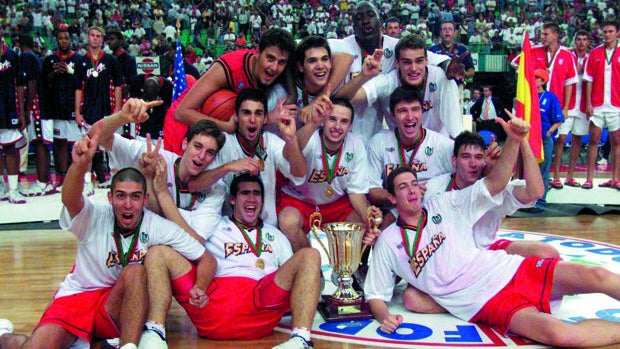 Los campeones del Mundial 1999 posan con el trofeo