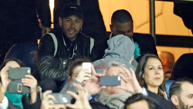 Neymar, en el palco del Parque de los Príncipes