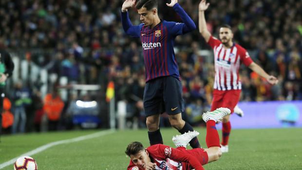 Coutinho durante una jugada del partido entre el Barcelona y el Atlético de Madrid