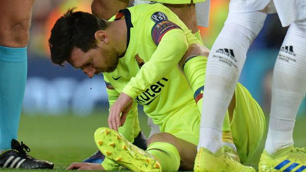 Leo Messi sangra por la nariz tras el manotazo de Smalling