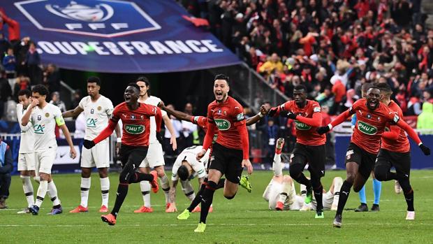 Los futbolistas del Rennes celebran la victoria en la tanda de penaltis