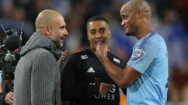 Kompany comenta la jugada con Guardiola, su técnico