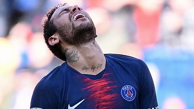 Neymar se lamenta durante un partido