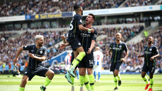 Los jugadores del Manchester City celebran uno de los goles de la tarde