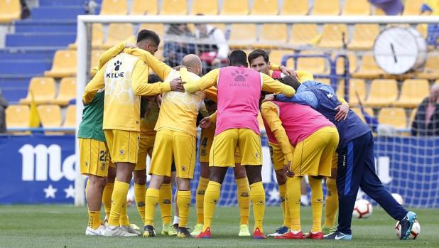 Los jugadores de la AD Alcorcón antes de un partido