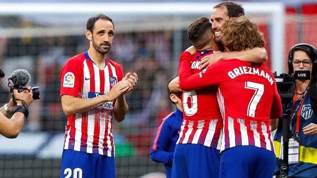 Juanfran aplaude durante la emotiva despedida a Godín
