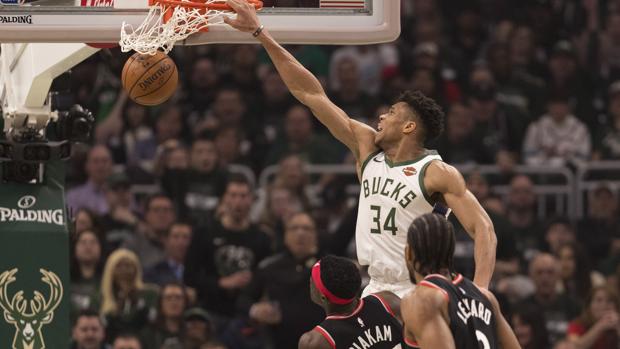 Antetokounmpo machaca el aro ante la mirada de Siakam y Leonard