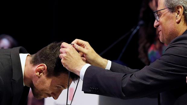 Quim Torra impone a Messi la Cruz de Sant Jordi