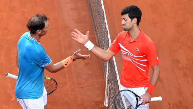 Nadal y Djokovic se saludan al final del partido