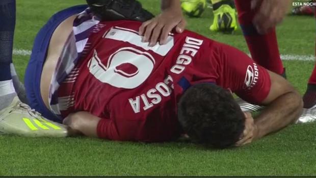 Diego Costa, con evidentes gestos de dolor tras una dura entrada en el amistoso ante el Beitar Jerusalén