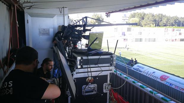 Un equipo de Footters prepara todo la infraestructura para la emisión de un partido