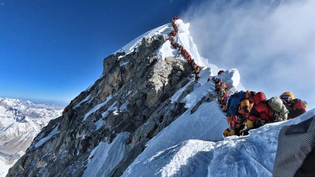 Cola para llegar a la cima más alta del planeta