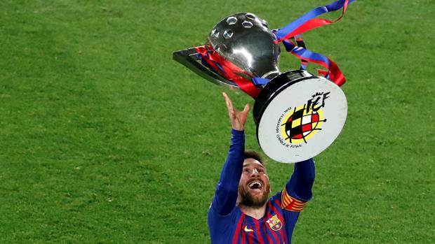 Messi levantando el título de la Liga Santander
