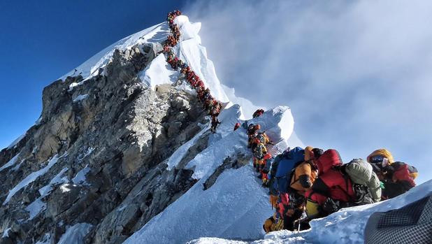 Así es un atasco en la cima más alta del planeta