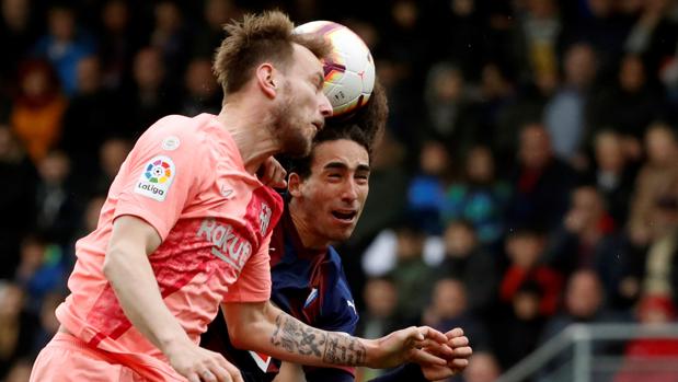 Rakitic intenta rematar durante el partido entre el Barcelona y el Eibar