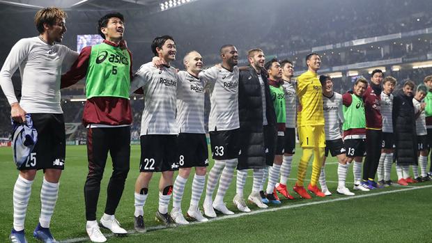 El Vissel Kobe, equipo de Andrés Iniesta, festeja un triunfo con su afición