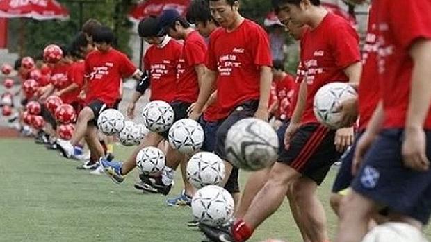 Futbolistas chinos en su país