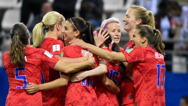 Estados Unidos celebrando uno de los goles frente a Tailandia
