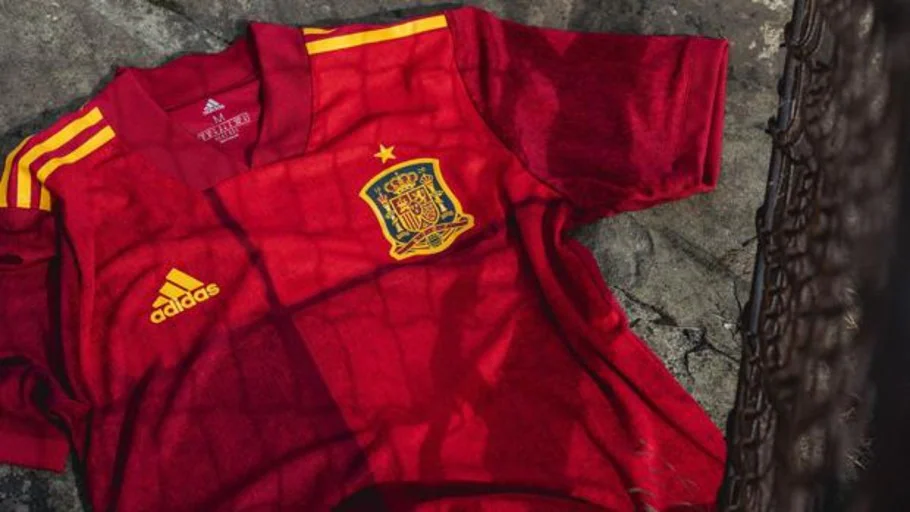es oficial: esta la polémica nueva camiseta España