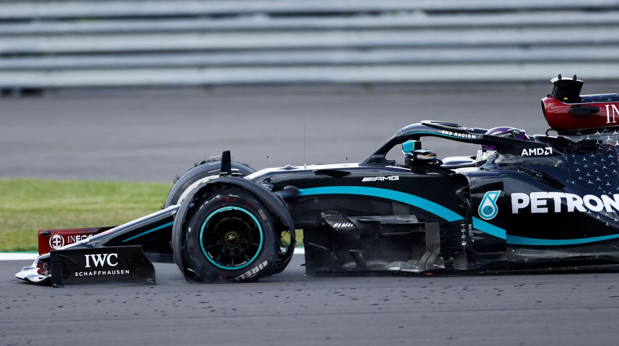 Hamilton gana con tres ruedas Hamilton gana con tres ruedas