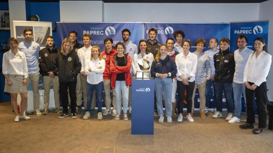 Doce barcos A2 compitiendo en la Transat Paprec desde Concarneau hasta Saint-Barthélemy