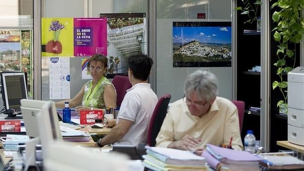 Funcionarios en su puesto de trabajo