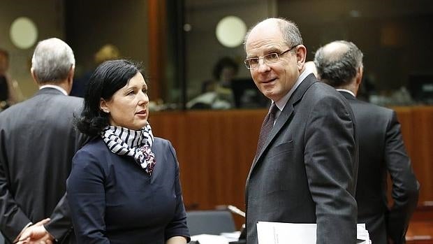 La comisaria europea de Justicia, Consumo e Igualdad de Género, Vera Jourova (izq), conversa con el minsitro de Justicia belga, Koen Geens, al inicio de la reunión del Consejo de Justicia e Interior de la UE en Bruselas