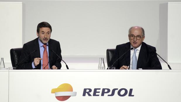 Josu Jon Imaz y Antonio Brufau, en la última junta de accionistas