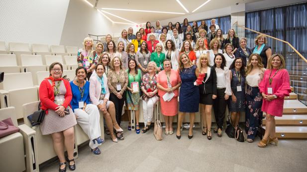 Foto de familia, esta semana en Madrid, de una representación de las autoras del libro «Empresari@s»