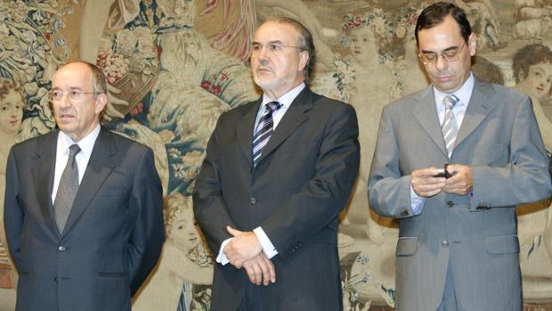 Los exgobernadores Miguel Ánfel Fernández Ordóñez (izquieras) y Jaime Caruano (derecha), junto al exministro de Economía Pedro Solbes, en una imagen de archivo