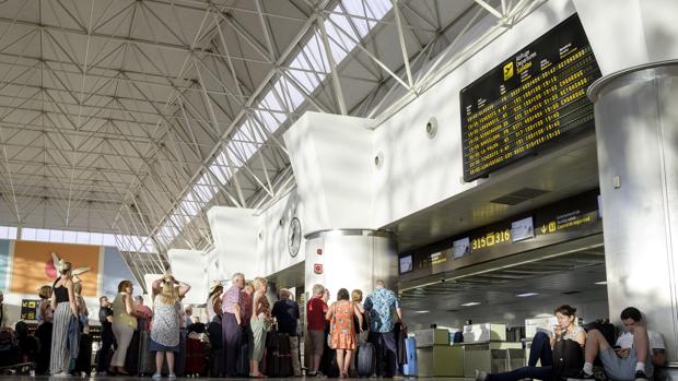 Pasajeros reubicados de la aerolínea Monacrh