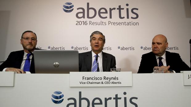 José Aljaro (i) junto al ya exconsejero de Abertis Francisco Reynés