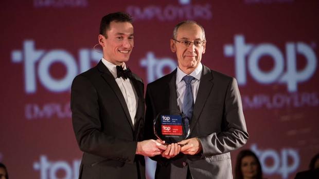 Novartis recibiendo el premio a la mejor empresa Top Employers