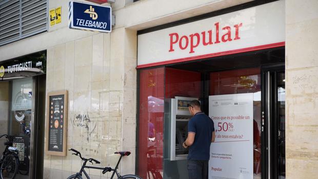 Las oficinas del Popular y el Pastor siguen luciendo sus marcas y un añadido con el logo del grupo Santander