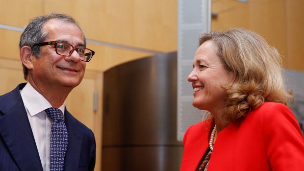 La ministra de Economía, Nadia Calviño, junto conversa con el ministro de Finanzas italiano, Giovanni Tria