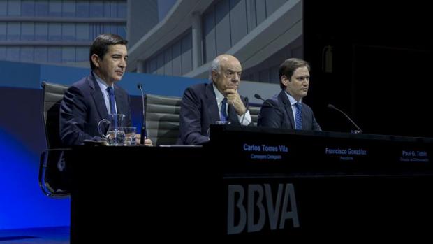 Carlos Torres (izquierda) durante la presentación de resultados del año pasado