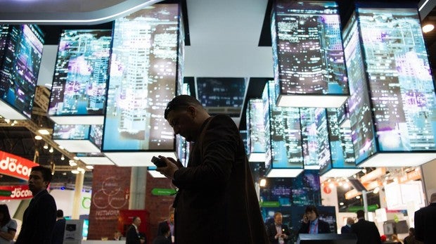 Un viandante en el Mobile World Congress de Barcelona utilizando el 5G