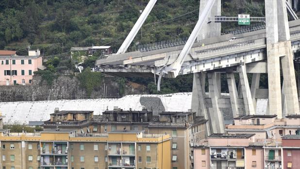 Detalle de la sección derrumbada de un puente en Génova (Italia)