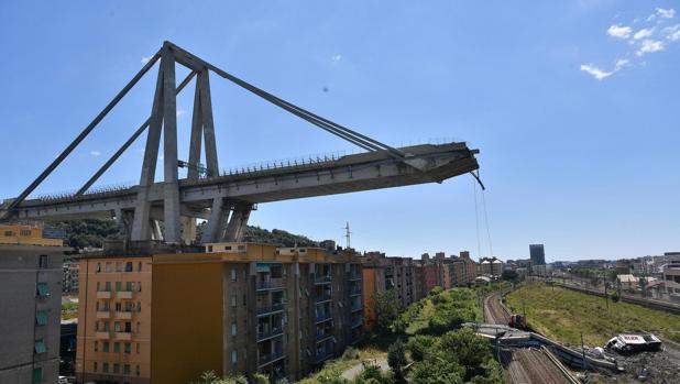 Vista de los restos del puente Morandi, que se derrumbó en Génova