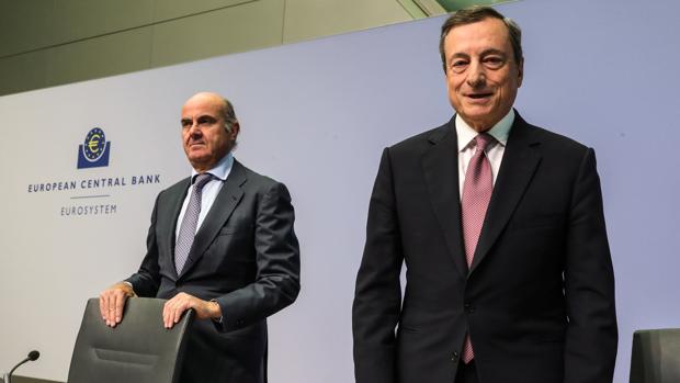 El presidente del BCE, Mario Draghi, junto con el vicepresidente, Luis de Guindos