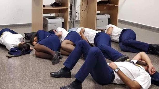 Tripulantes «durmiendo» en el aeropuerto de Málaga