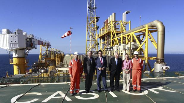 El expresidente de la Generalidad valenciana, Jorge Fabra y los exministros José Manuel Soria y José Manuel Margallo, en una visita al almacenamiento Castor