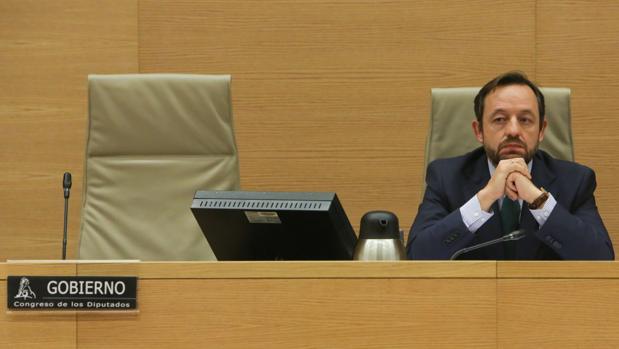 El presidente de la Comisión de Presupuestos del Congreso de los Diputados,Francisco de la torre (Ciudadaos) junto al asiento que debía ocupar la ministra de Hacienda