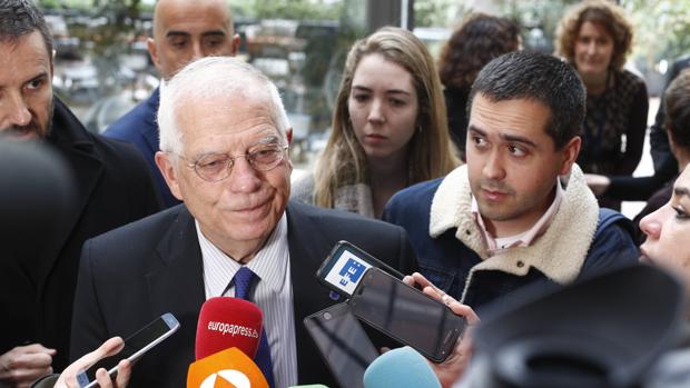 El ministro de Asuntos Exteriores, Josep Borrell (dcha)