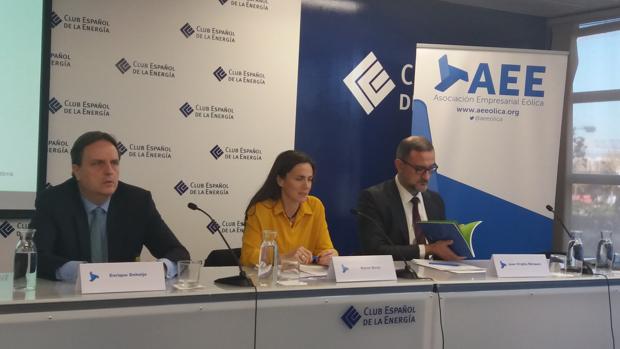 Enrique Doheijo (Deloitte), Rocío Sicre y Juan Virgilio Márquez (AEE), esta mañana